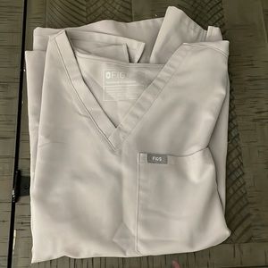 Figs scrub top